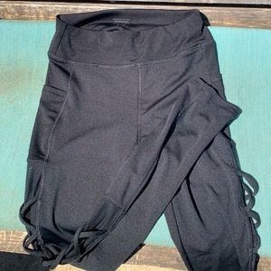 leggings w/ pockets & cross mesh design on side